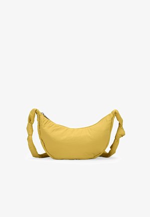 Bolso de bandolera acolchado en color amarillo con forma de media luna y asa de tela trenzada. Cierre con cremallera en la parte superior, textura suave con detalles mínimos.