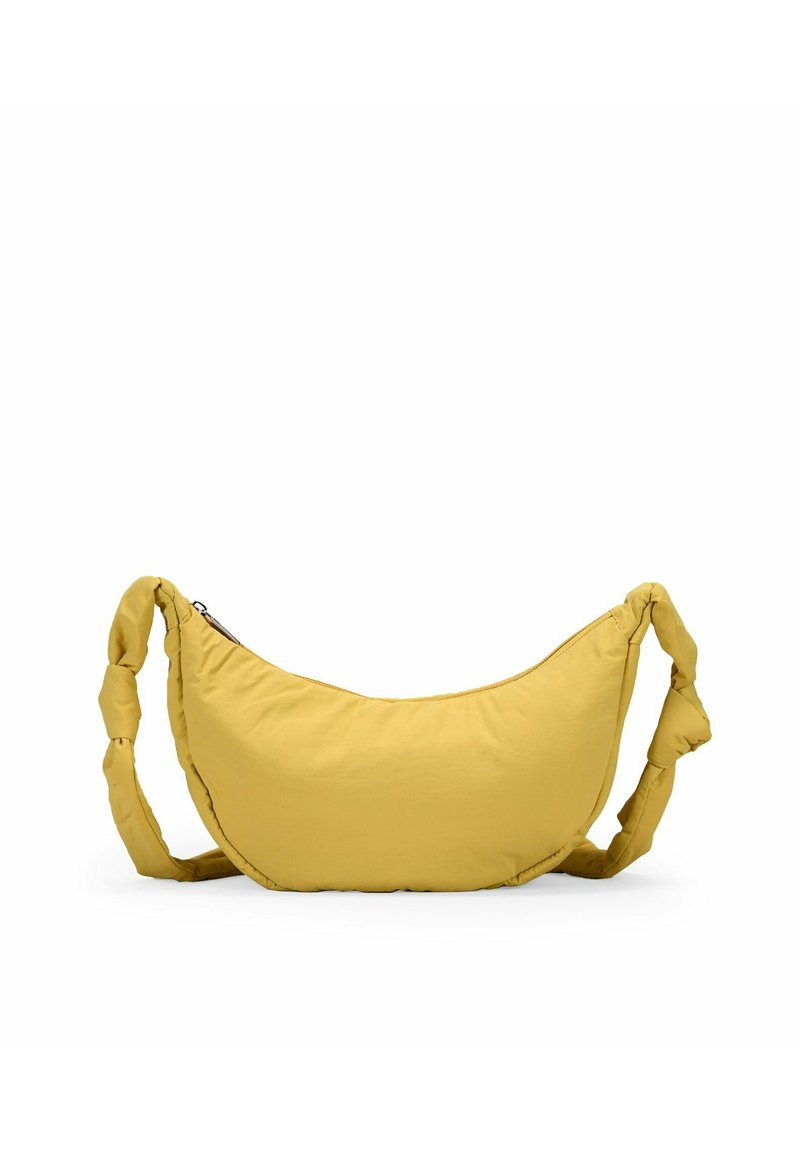 Borsa a tracolla gialla imbottita a forma di mezzaluna con tracolla in tessuto intrecciato. Chiusura con zip nella parte superiore, texture liscia con dettagli minimi.