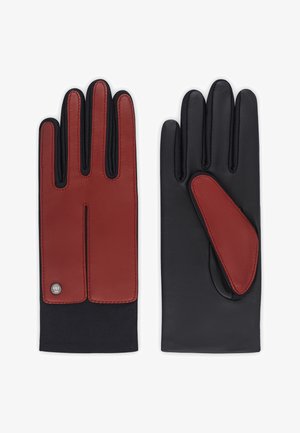 Guantes de cuero con una combinación de colores rojo y negro, con una textura suave, detalles de costura y un acento metálico circular.