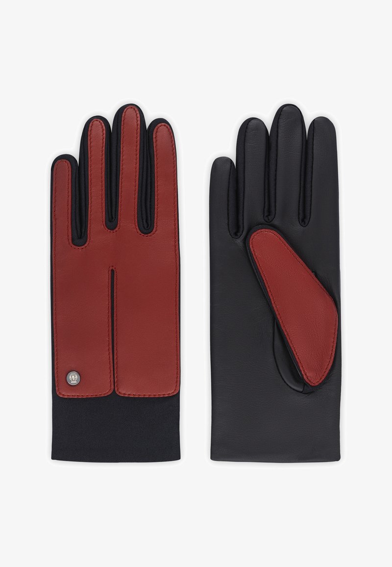 Gants en cuir avec une combinaison de couleurs rouge et noir, présentant une texture lisse, des détails de couture et un accent métallique circulaire.