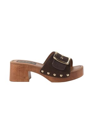 Sandalia de tacón de madera marrón con tira ancha marrón oscuro, hebilla dorada y tachuelas metálicas redondas a lo largo del lateral de la suela.