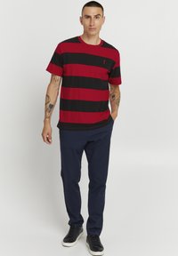 Solid SDVICENTE - T-shirts print - scarlet sage
