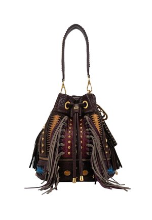 Borsa a secchiello in pelle scura con finiture color oro. Presenta frange colorate, borchie e una tracolla intrecciata. Il colore principale è un profondo bordeaux.