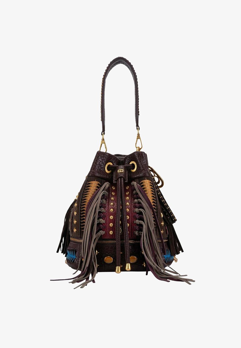 Borsa a secchiello in pelle scura con finiture color oro. Presenta frange colorate, borchie e una tracolla intrecciata. Il colore principale è un profondo bordeaux.