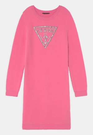 Vestido suéter de manga larga en rosa brillante con cuello redondo y triángulo del logo Guess adornado con plata centrado en el pecho.