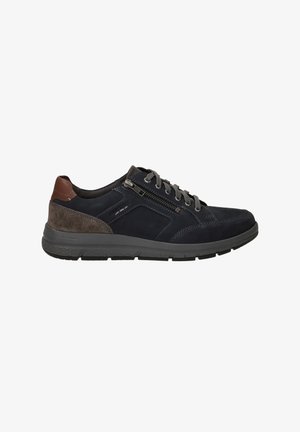 Dunkelblauer Sneaker aus Wildleder und Leder, mit einem braunen Lederakzent, Schnürdesign, seitlichem Reißverschluss und strukturiertem Gummisohle.