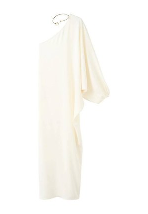Vestido midi de un solo hombro color crema con una manga larga suelta y voluminosa y un puño ajustado, colgado en una percha dorada.