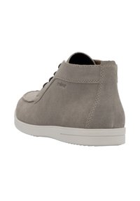 Scarpa alla caviglia in suede grigia con una texture liscia, lacci scuri a contrasto e suola in gomma bianca. Il logo del marchio è discretamente impresso sul lato.