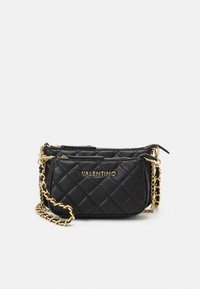 Sort quiltet skinnveske med skulderrem i gullkjede og en glidelåslomme foran. Merkenavnet "Valentino" preget på fronten.