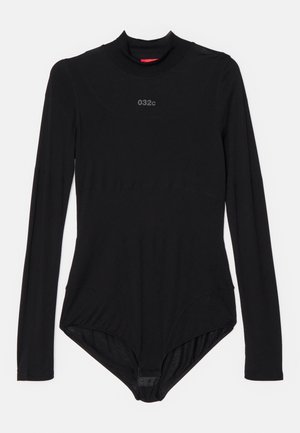 Crni bodysuit dugih rukava izrađen od rastezljivog materijala, s visokim ovratom, suptilnim brendiranjem na prsima i kopčama na dnu.