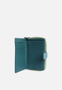 Portafoglio verde e turchese con chiusura a zip, dotato di scomparti per carte, interno in pelle liscia e dettaglio impresso "oggi è una bella giornata".