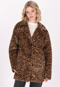 Rudas leopardo spaudinio dirbtinio kailio paltas su iškirptu apykakle, mygtukų užsegimu ir plačiomis rankovėmis, pasižymintis minkšta tekstūra ir laisvu siluetu.