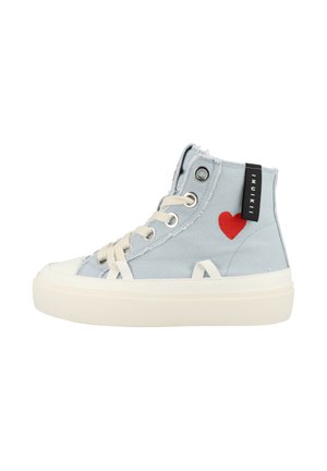 Světlounce modrá vysoká teniska s bílou podrážkou, krémovými tkaničkami, červeným vyšívaným srdcem a černým poutkem s bílým nápisem.