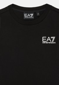 Čierne bavlnené tričko s okrúhlym výstrihom, krátkymi rukávmi a bielym logom EA7 Emporio Armani na ľavej strane hrude.