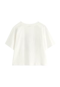 Vit bomull T-shirt med kort ärm, avslappnad passform och rund halsringning. Slät textur, inga synliga mönster eller detaljer.