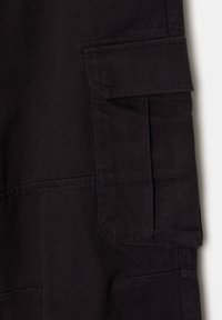 Pantaloni cargo neri in cotone con multiple tasche, cuciture rinforzate e una trama di tessuto resistente. Design slim straight fit.