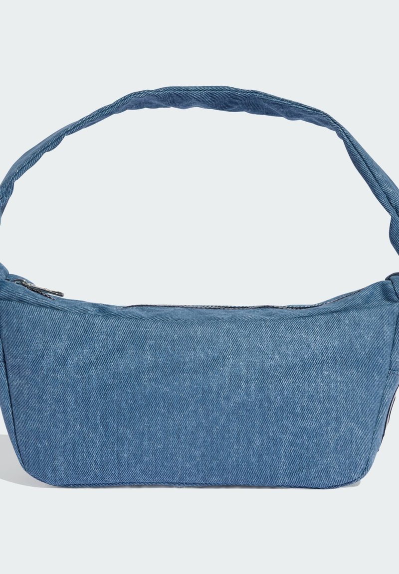 Borsa a tracolla in denim blu con corpo ampio e testurizzato e manico curvo. Presenta una chiusura con zip e un design minimalista.