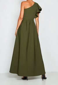 Robe maxi olive verte à une épaule avec une manche froncée, corsage ajusté et jupe plissée, fabriquée en tissu doux.