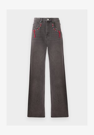 Széles szárú, magas derekú farmernadrág, elhalványult fekete denim anyagból, piros fűzőkkel és fém szegecsekkel az elülső zsebeken. Klasszikus gombos és zipzáras záródással rendelkezik.