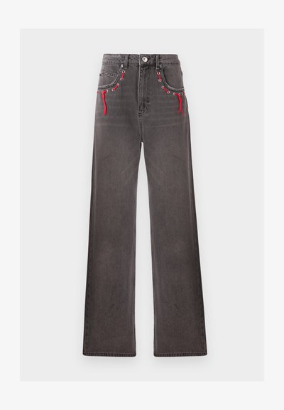 Jeans de perna larga e cintura alta em denim preto desbotado com cordões vermelhos e ilhós metálicos nos bolsos frontais. Apresenta um fecho clássico de botão e zipper.