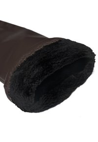 Gant en cuir marron avec une doublure douce en fausse fourrure noire au niveau du poignet, mettant en valeur une texture lisse et une forme ajustée.