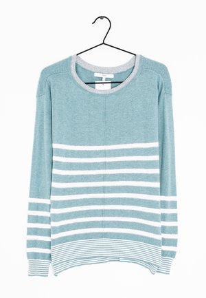 Pull bleu clair à manches longues avec des rayures horizontales blanches et des poignets côtelés, suspendu sur un cintre noir contre un fond blanc.