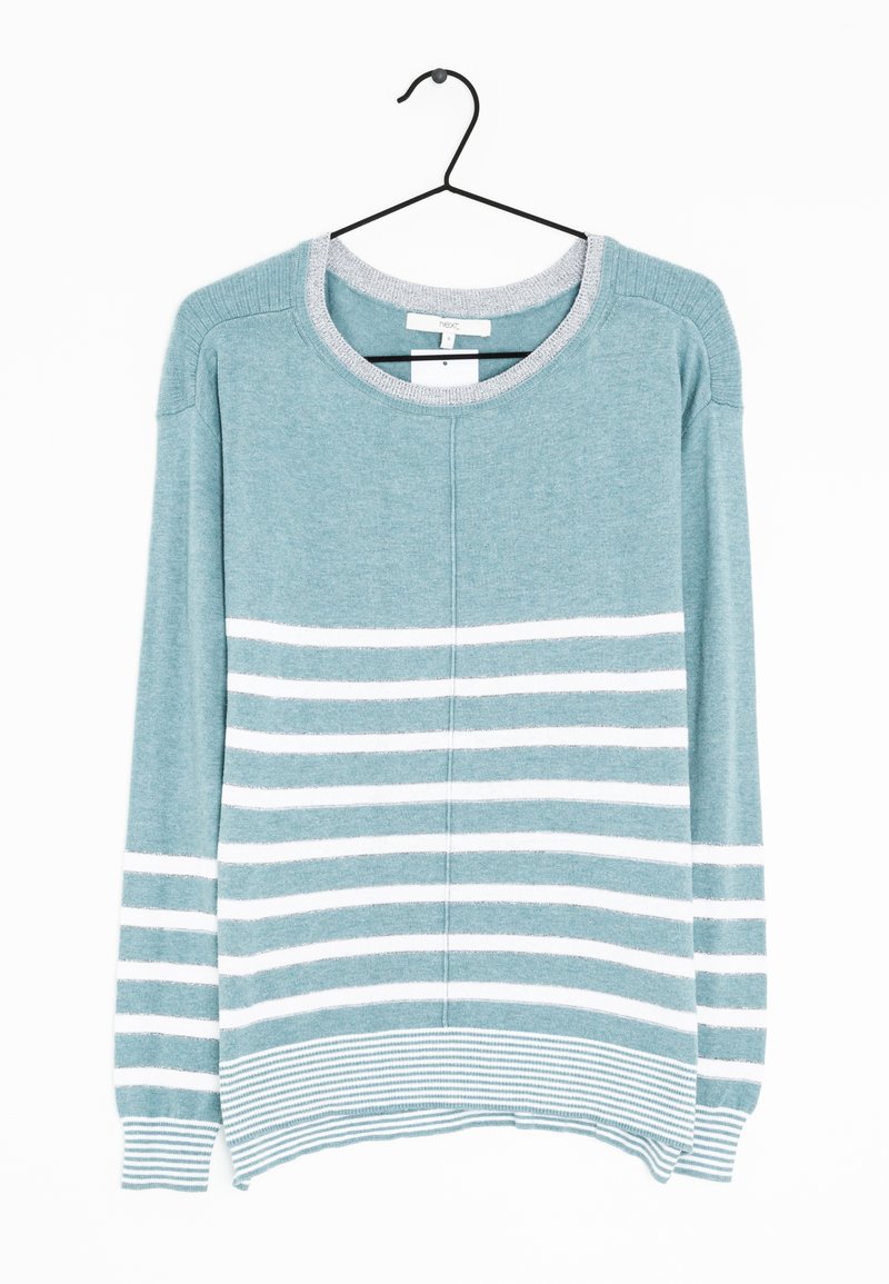 Pull bleu clair à manches longues avec des rayures horizontales blanches et des poignets côtelés, suspendu sur un cintre noir contre un fond blanc.