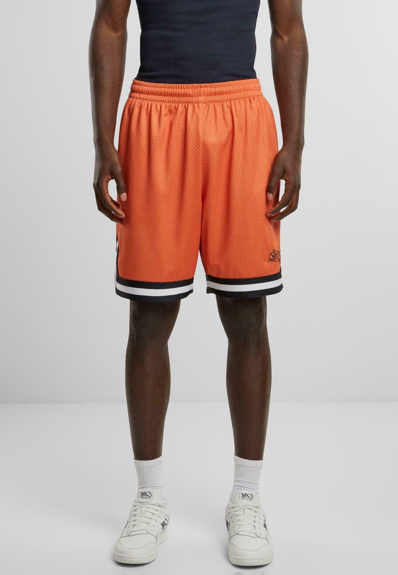 Orange mesh basketballshorts med sort og hvid stribet kant, elastisk talje og lille logo på den nederste side.