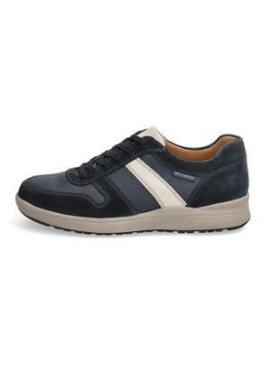 Baskets bleu marine en daim et cuir, avec des bandes crème, une tige texturée, une semelle noire et une fermeture à lacets.