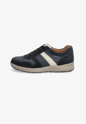 Navyblauwe sneaker van suède en leer, met crèmekleurige strepen, gestructureerde bovenkant, zwarte zool en vetersluiting.