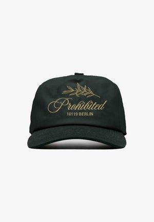 Černá čepice s křivým špicem, zdobená zlatou výšivkou "Zakázáno" a "10119 Berlín" vedle dekorativního designu listů.