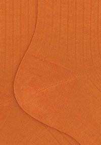 Orange Baumwollsocken mit geripptem Design, versehen mit einer glatten Oberfläche und verstärkter Spitze sowie Ferse für Strapazierfähigkeit.
