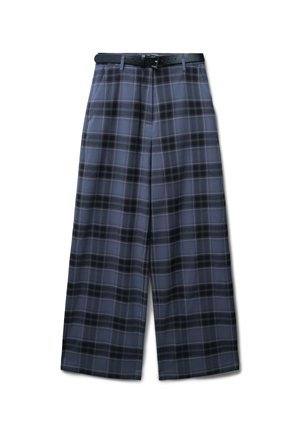 Pantaloni a gamba larga in fantasia tartan nei toni di grigio e nero, dotati di una cintura con una fibbia lucida. Texture liscia, design sartoriale con una vestibilità strutturata.