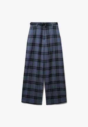 Weite karierte Hosen in Grautönen und Schwarz, mit einem Gürtel und einer glänzenden Schnalle. Glatte Textur, maßgeschneiderter Schnitt mit strukturierter Passform.