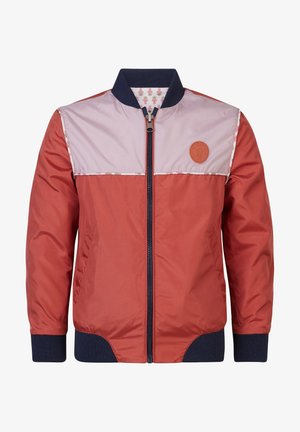 Chaqueta bomber roja y rosa con cuello azul marino, cremallera frontal y forro con estampado floral; presenta un logo redondo en el pecho.