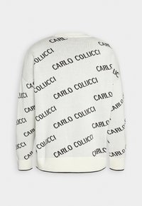 Weißer Strickpullover mit wiederholtem schwarzen "CARLO COLUCCI"-Logo, rundem Ausschnitt und kontrastierenden Abschlüssen an den Bündchen und dem Saum.