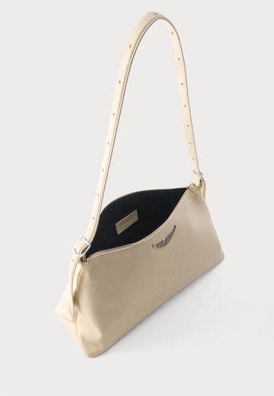 Μπεζ δερμάτινη τσάντα ώμου με ρυθμιζόμενο λουρί, ασημένιο έμβλημα σε σχήμα φτερού και μαύρο εσωτερικό ορατό μέσα από το ανοιχτό φερμουάρ.