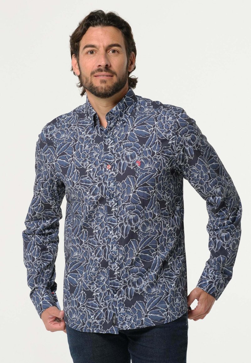 Langarm overhemd van marineblauwe stof met een wit bloemenpatroon. Beschikt over een button-down kraag en een logo detail op de borst.