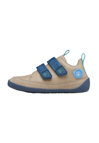 Beige Kinderschuh mit zwei blauen Klettverschlüssen, türkisfarbenen Akzenten und einer Gummisohle. Verfügt über ein rundes blaues Logo an der Seite.