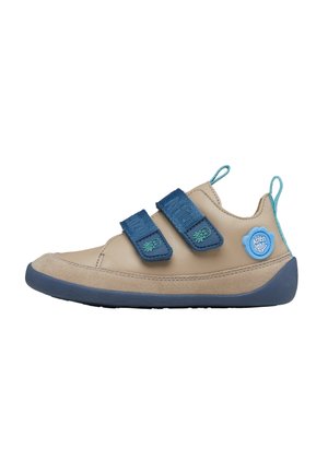 Beige Kinderschuh mit zwei blauen Klettverschlüssen, türkisfarbenen Akzenten und einer Gummisohle. Verfügt über ein rundes blaues Logo an der Seite.