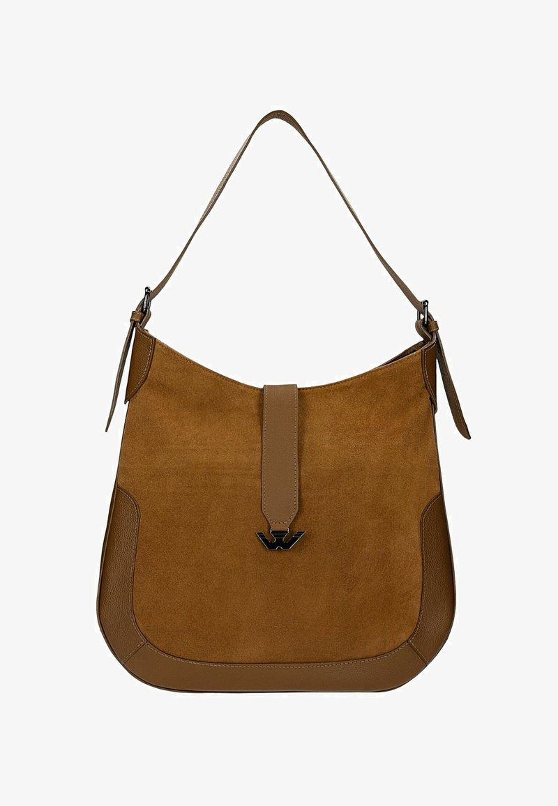 Sac à bandoulière en daim et cuir marron avec une large bandoulière et un onglet central en cuir comportant une petite boucle métallique avec logo.