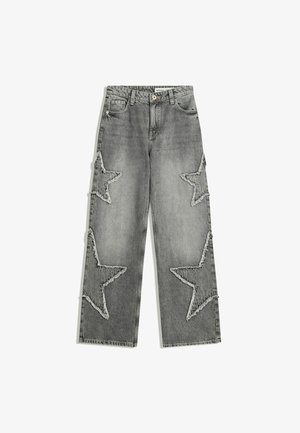 Grijze denim jeans met een relaxed fit, met zes grote steruitsparingen omrand door rafelige randen. Klassiek vijf-pocket ontwerp en knoopsluiting.
