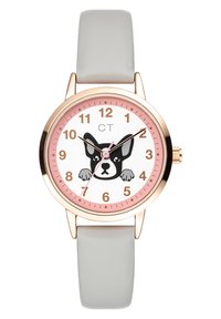 Runde Uhr mit einem weißen Zifferblatt, das eine Illustration eines schwarzen Hundes zeigt, goldene Stundenmarkierungen, rosa Akzente und ein hellgraues Lederarmband hat.