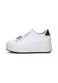 Sneakers platform bianchi con tomaia in pelle liscia, dettagli dorati sul tallone e accessori decorativi sui lati. Suola in gomma a profilo basso.