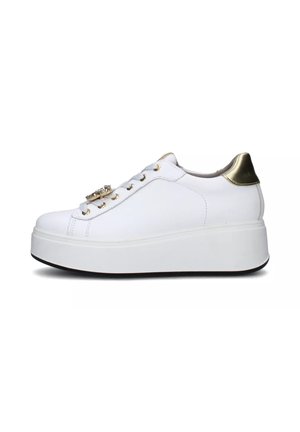 Sneakers platform bianchi con tomaia in pelle liscia, dettagli dorati sul tallone e accessori decorativi sui lati. Suola in gomma a profilo basso.