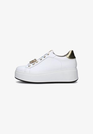 Sneakers platform bianchi con tomaia in pelle liscia, dettagli dorati sul tallone e accessori decorativi sui lati. Suola in gomma a profilo basso.