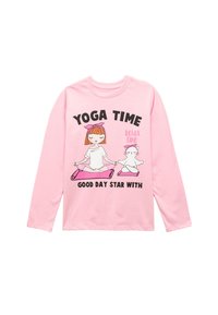 Roze langshirt met lange mouwen, voorzien van een afbeelding van een meisje en een kat die yoga beoefenen, met de tekst "YOGA TIJD" en "GOEDE DAG STARTE MET."