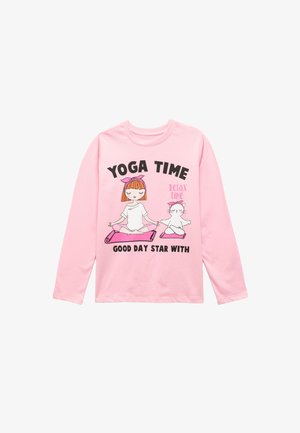 Roze langshirt met lange mouwen, voorzien van een afbeelding van een meisje en een kat die yoga beoefenen, met de tekst "YOGA TIJD" en "GOEDE DAG STARTE MET."
