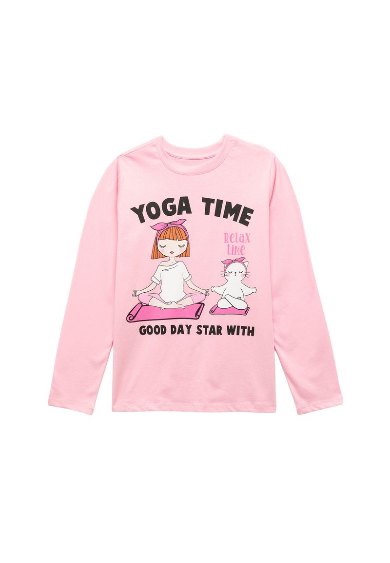 Roze langshirt met lange mouwen, voorzien van een afbeelding van een meisje en een kat die yoga beoefenen, met de tekst "YOGA TIJD" en "GOEDE DAG STARTE MET."