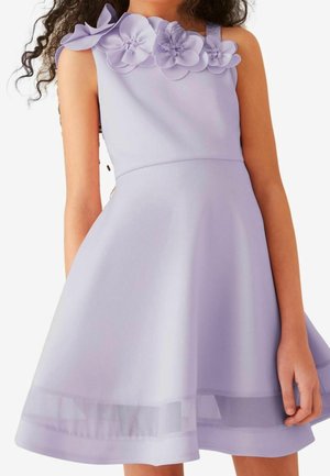 Lavendelfarbenes ärmelloses Kleid mit Blumenverzierungen an den Trägern, ausgestelltem Rock, glattem Satinmaterial und transparentem unteren Saum.